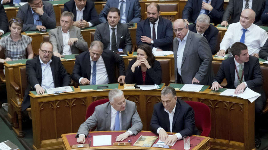 Hungría aprobó una polémica ley que criminaliza la ayuda a los inmigrantes