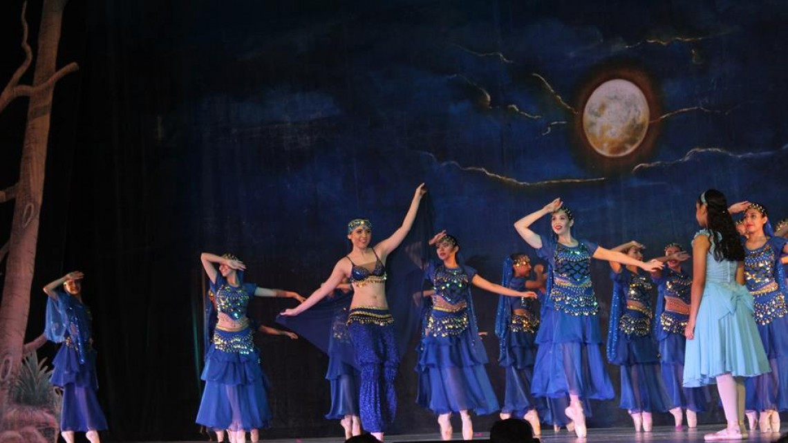 Alcaldesa asiste a presentación del ballet clásico "Alicia en el país de las maravillas"