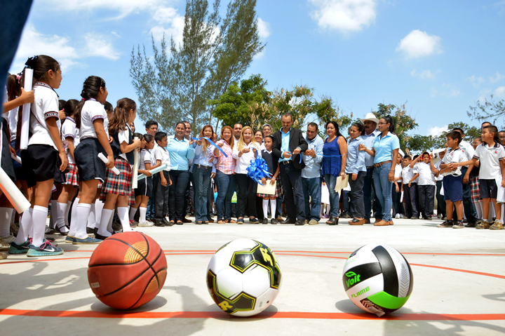 Inaugura Alcaldesa cancha de usos múltiples en primaria “Manuel Félix Fernández’’