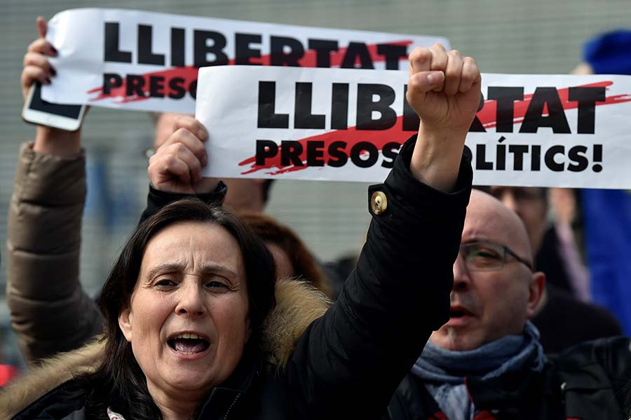 Protestan ante detención de Puigdemont