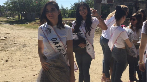 Reinas de belleza entregan cobijas a personas de escasos recursos