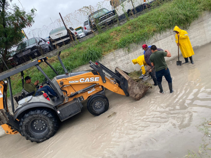 Desazolvó COMAPA drenes y pluviales en distintos puntos de la ciudad 