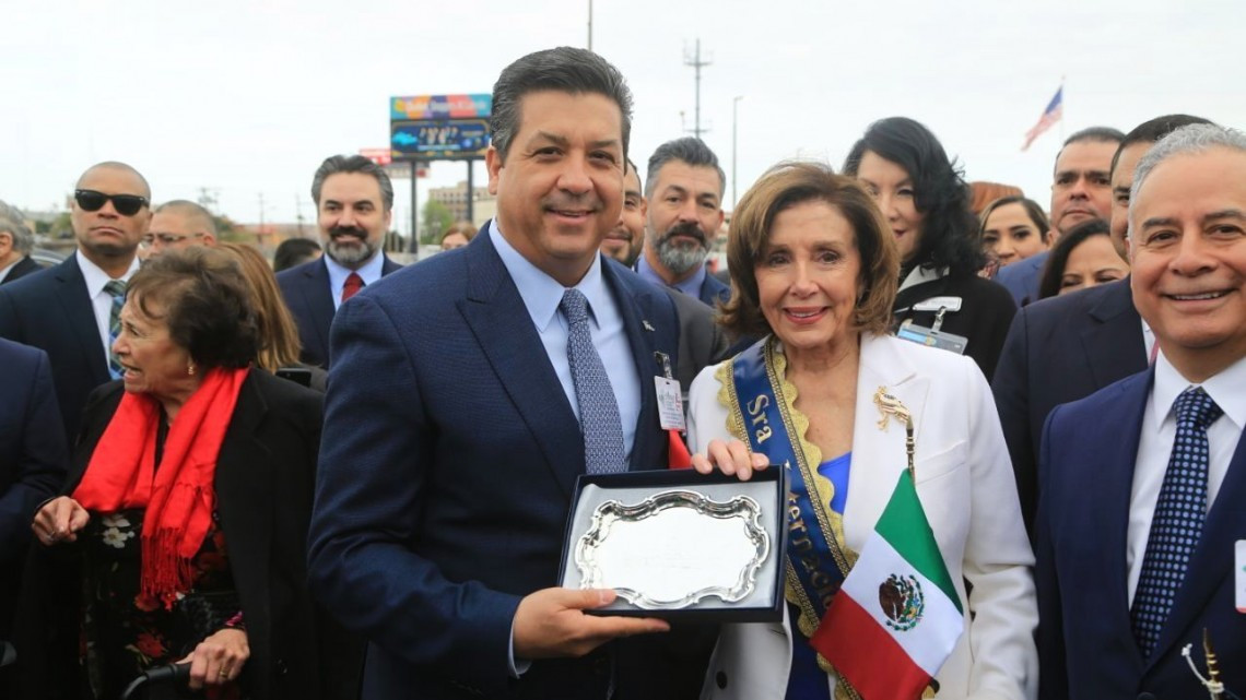 Abrazo de hermanad en el puente internacional Juárez-Lincoln