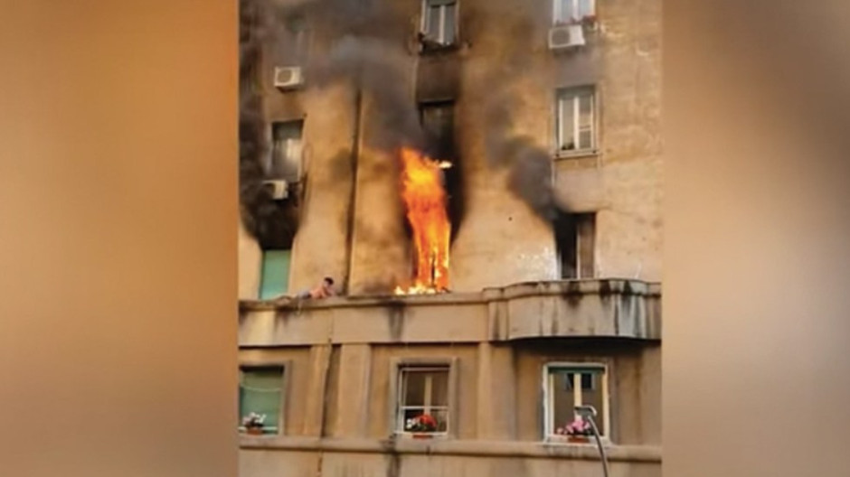 Rescatan a hombre atrapado en edificio en llamas en Roma