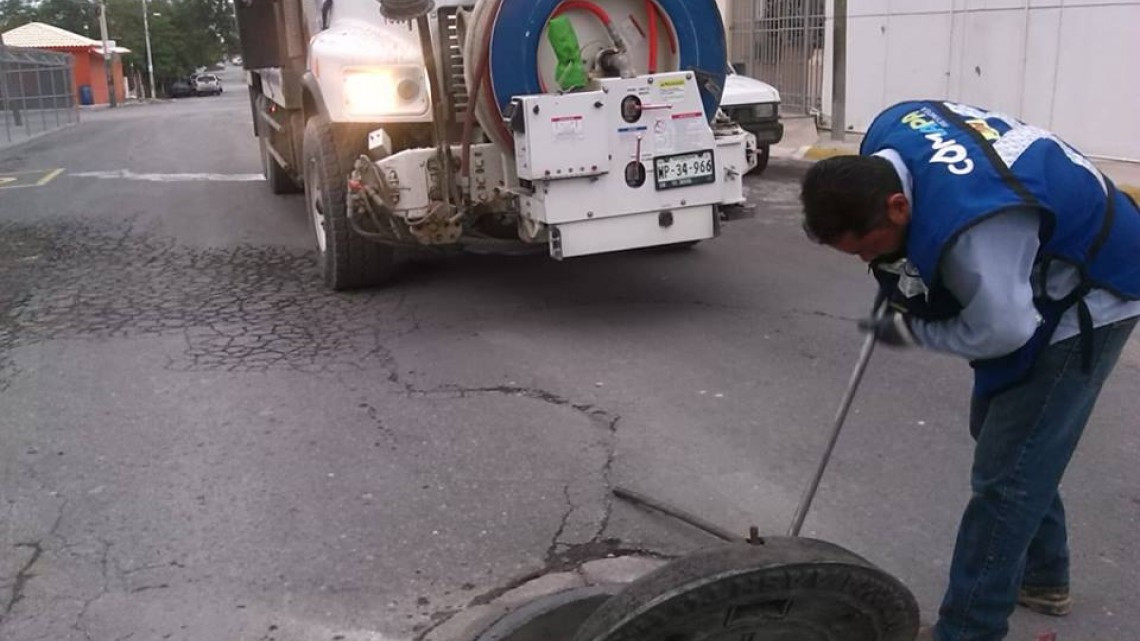 Comapa trabaja con equipo vactor