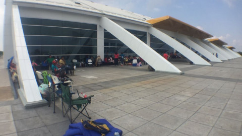 Acampan afuera de Expo Tampico para lograr un lugar dentro del IMSS