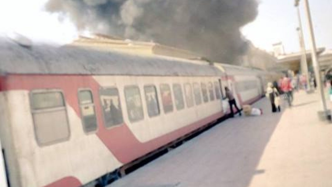 Al menos 20 muertos por un incendio en una estación de tren en Cairo