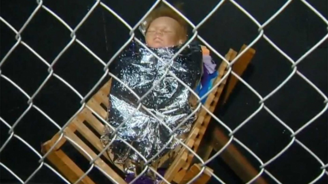 Iglesia de EU representa a la Sagrada Familia separada y en jaulas