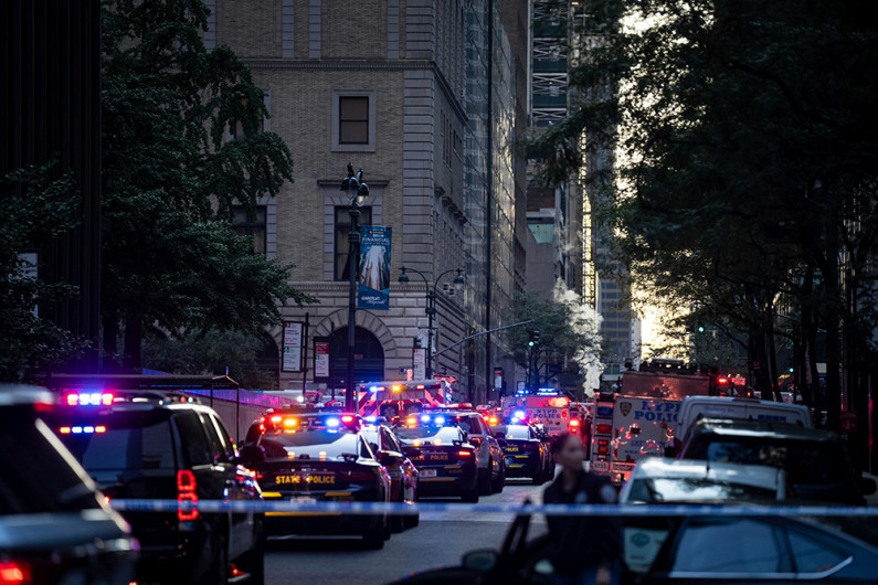 Tiroteo en Manhattan deja tres heridos, incluido un oficial de Policía