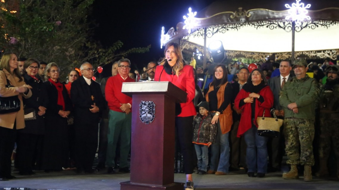 Niños encienden junto con alcaldesa Pino Navideño