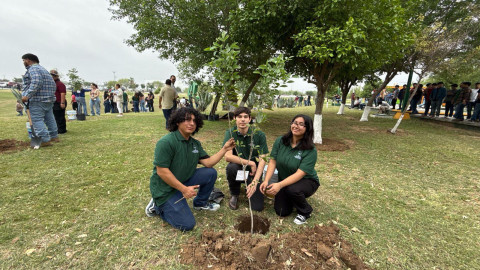Gobierno municipal impulsa reforestación y huertos escolares en la UT de Nuevo Laredo