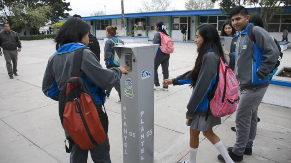 Mediante sistema biométrico buscan que alumnos del COBAT no se vayan de pinta 