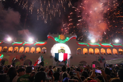 Viven neolaredenses fiesta mexicana  con emotivo grito de independencia