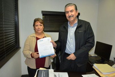 Recibe certificado de auto sorteado por pago de Predial