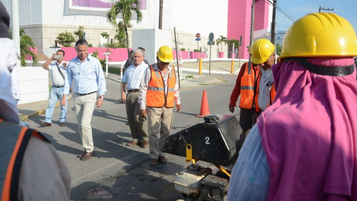 Pone en Marcha Chucho Nader Programa Intensivo de Bacheo en la Avenida Hidalgo