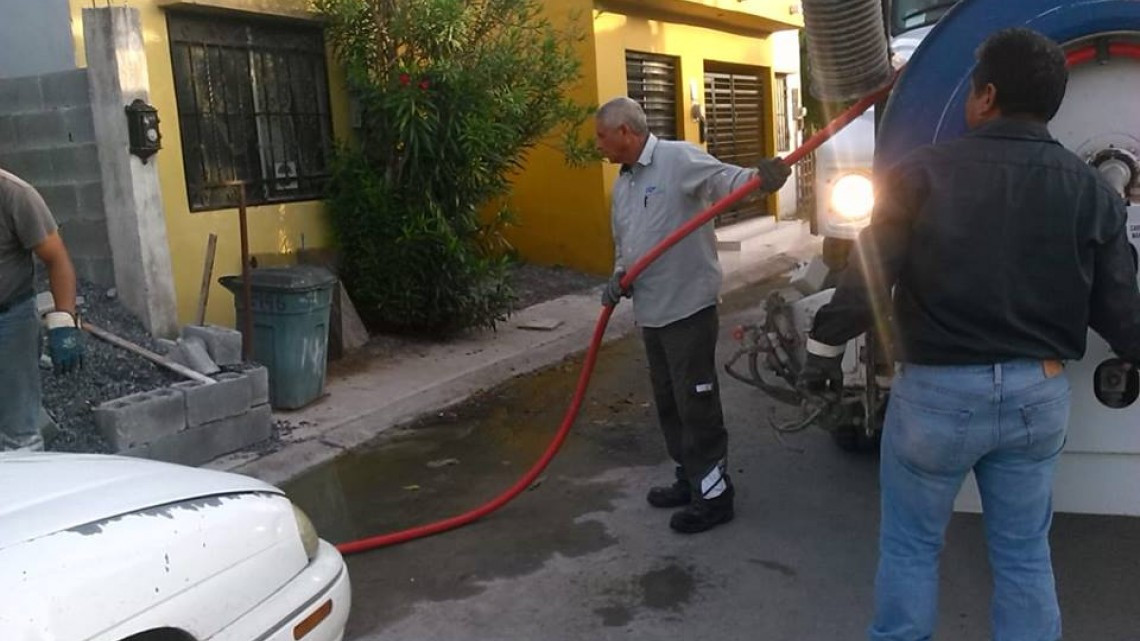 Comapa trabaja con equipo vactor