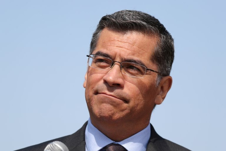 Joe Biden nómina al latino Xavier Becerra como Secretario de Salud