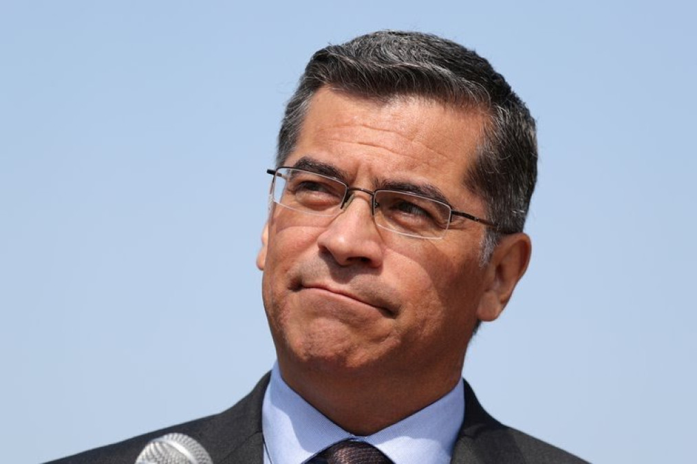 Joe Biden nómina al latino Xavier Becerra como Secretario de Salud