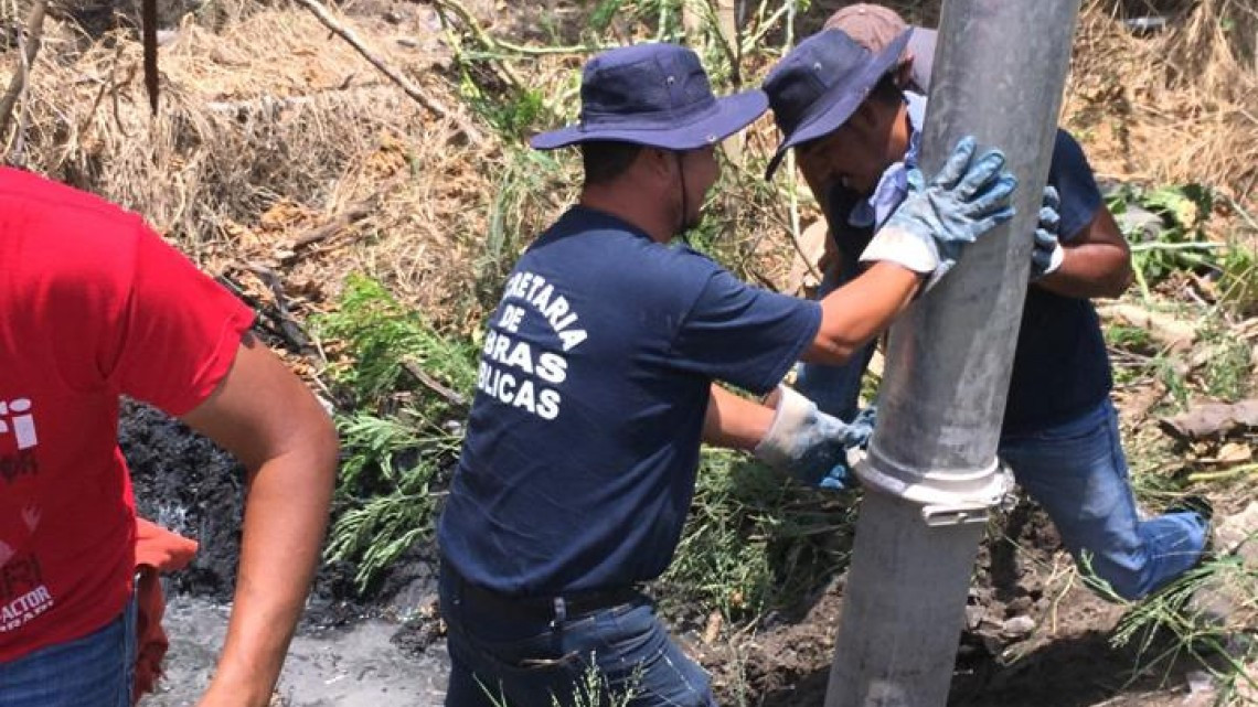 Cuadrillas municipales apoyan desazolve del drenaje sanitario