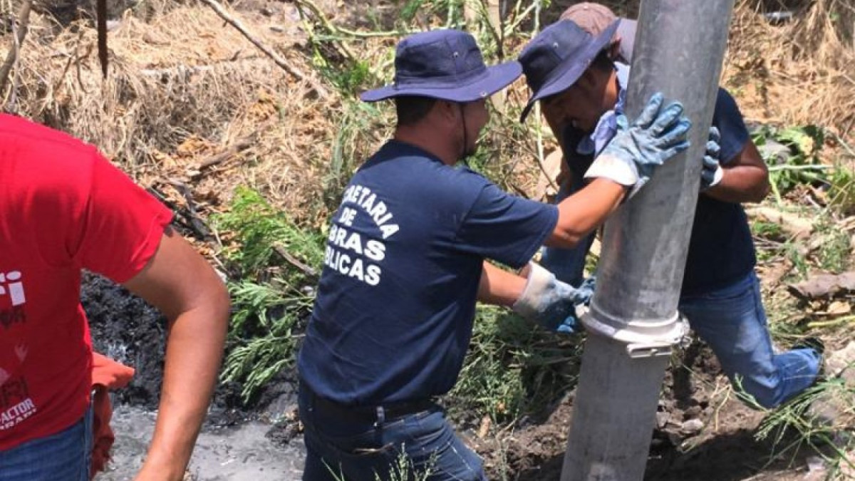 Cuadrillas municipales apoyan desazolve del drenaje sanitario