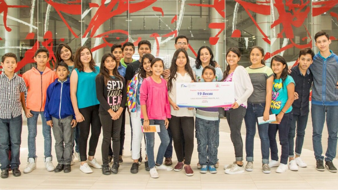 DIF Tamaulipas entrega becas y apoyos