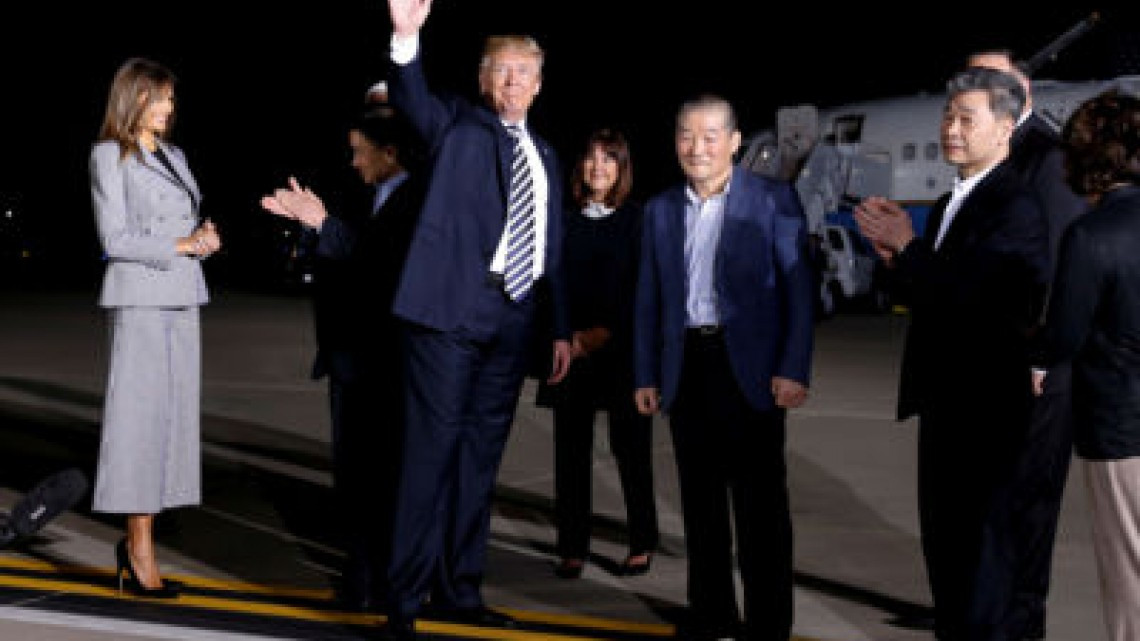 Trump recibe a los tres estadounidenses liberados por Corea del Norte