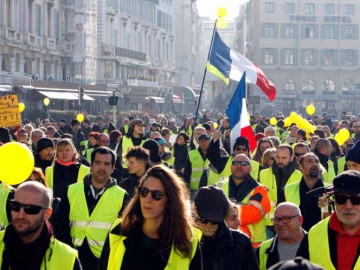Chalecos amarillos continúan protestas, ahora con medios de comunicación