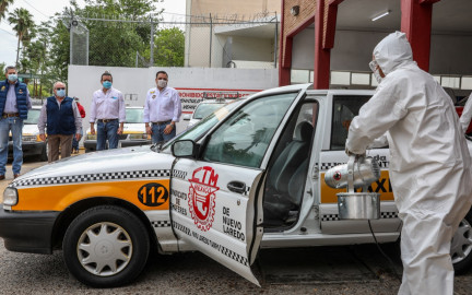 Desinfectan municipio flotilla de taxis de CTM