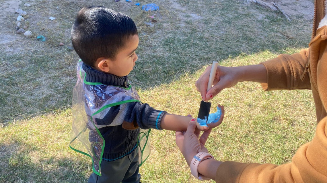 Huellas de color y creatividad, el Jardín de Niños Mier y Terán celebra su 44 con mural colectivo 
