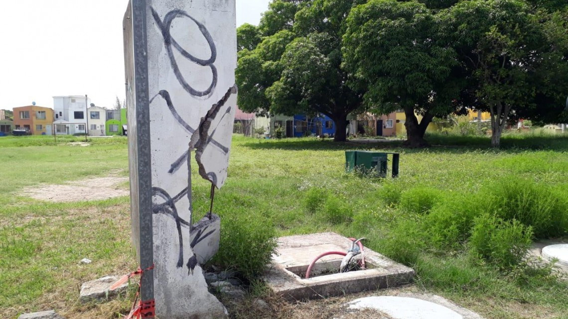 Cables de alta tensión en el piso ponen en riesgo a habitantes de fraccionamiento de Altamira