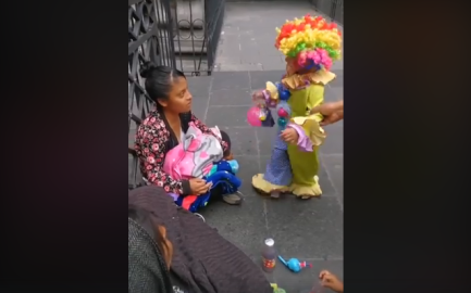 Payasito inunda de ternura redes sociales repartiendo dulces
