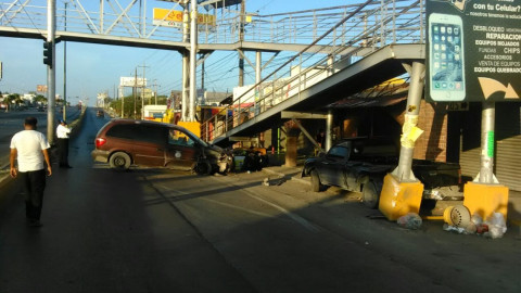 Puente peatonal en Blvd. Hidalgo sufre daños tras accidente