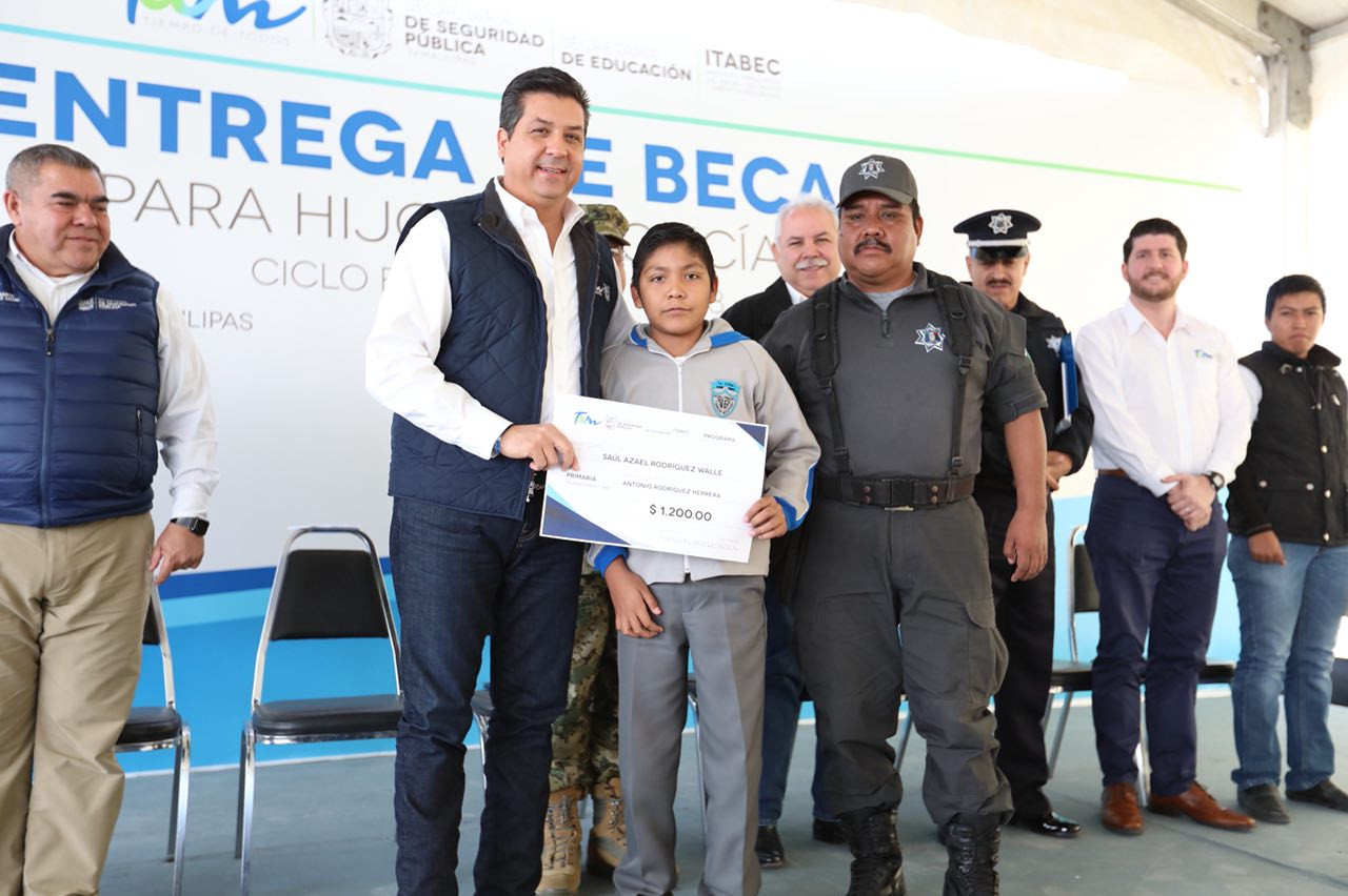 Gobernador de Tamaulipas entrega becas a hijos de policías