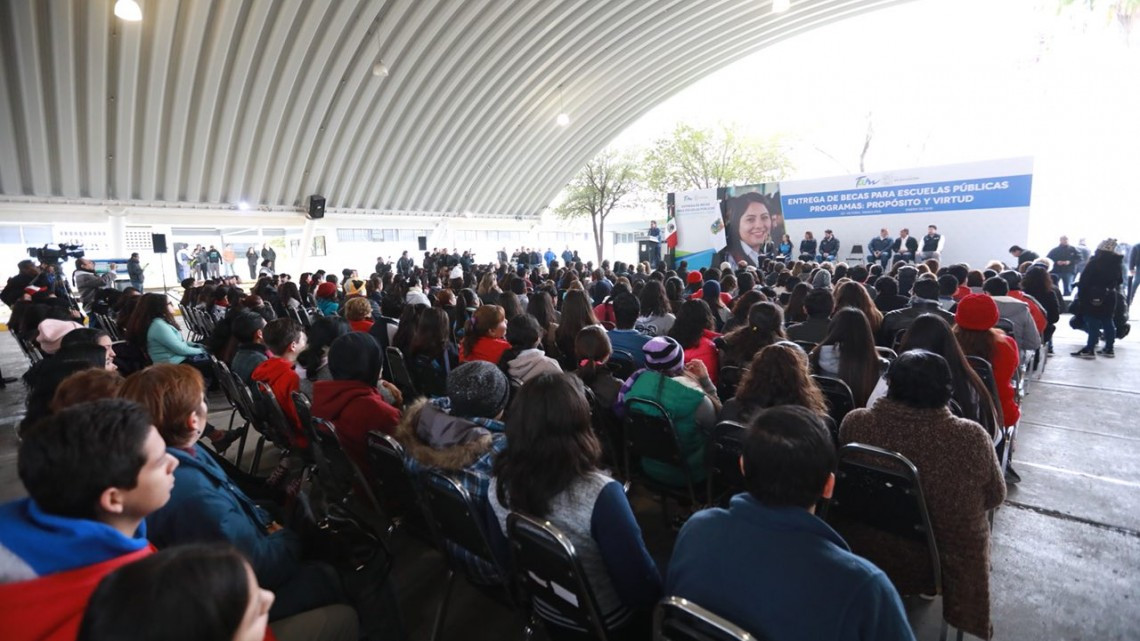 Entrega FGCDV becas para escuelas públicas