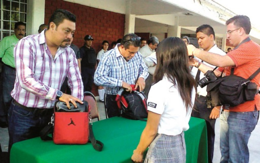 Responsabilidad de los padres el revisar las mochilas