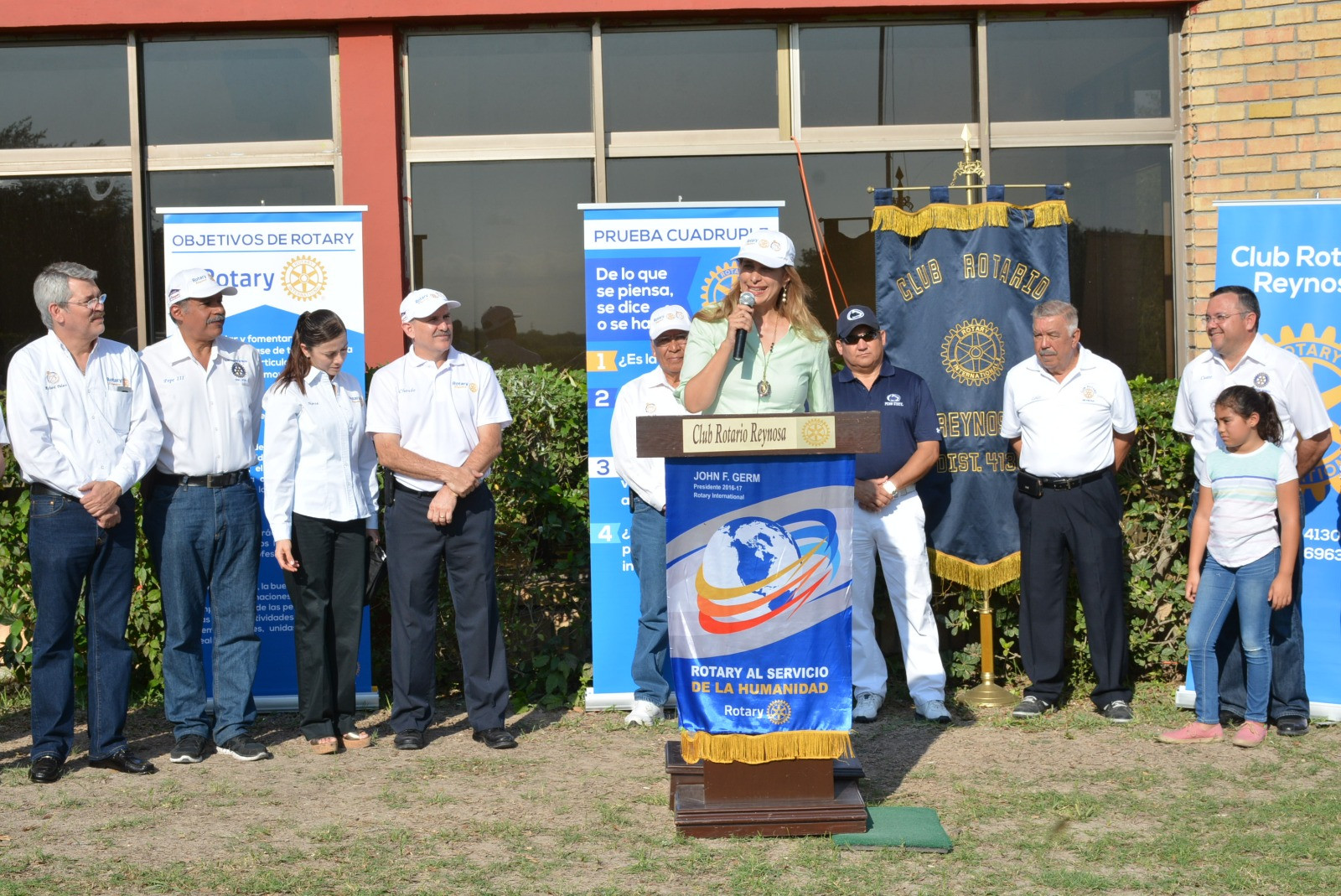 Maki Ortiz inaugura XXV Torneo de Golf de la Amistad Rotaria