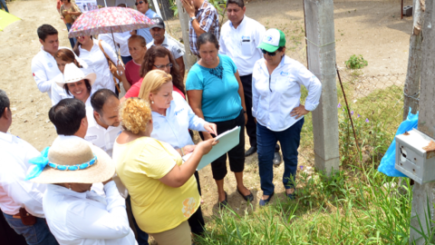 Supervisa alcaldesa trabajos de desazolve en registros del callejón Champayán