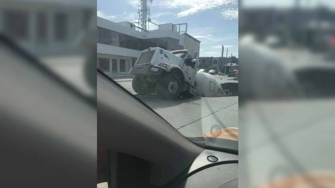 Cae camión en socavón en Sección Lomas