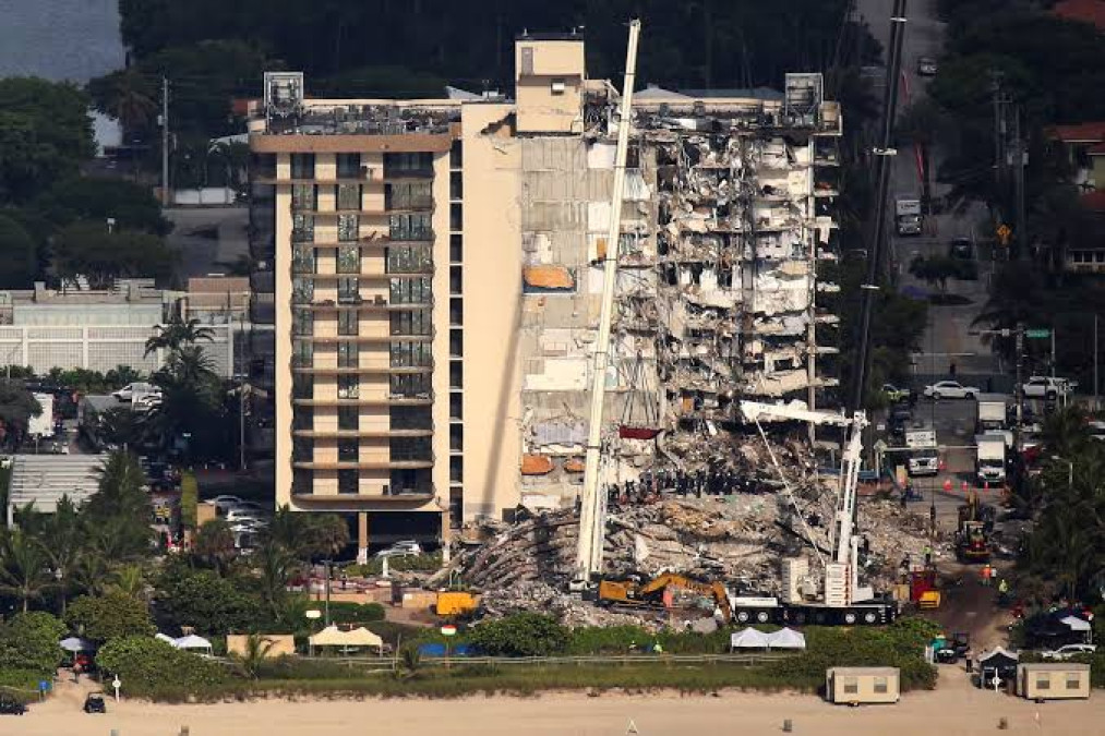 Familiares de las víctimas del derrumbe en Miami piden al gobierno comprar la tierra para hacer un memorial