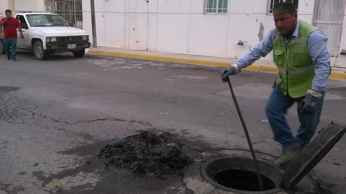 Comapa trabaja con equipo vactor