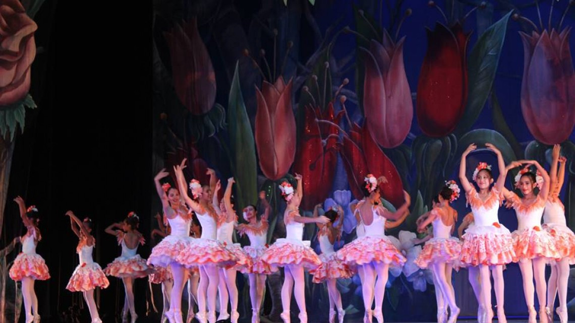 Alcaldesa asiste a presentación del ballet clásico "Alicia en el país de las maravillas"