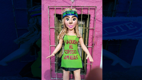 ¡Aguas con el esposo! Llega la piñata de Karla Panini