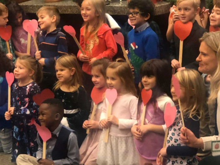 Pequeños asisten a audiencia de adopción de compañero de kinder