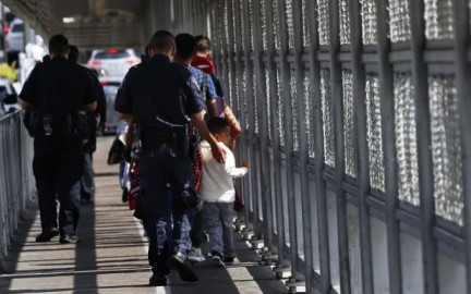 Más de 3 mil 200 niños migrantes están en custodia en EU 