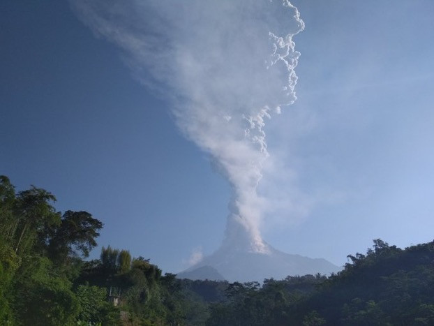 Volcán Merapi en la isla de Java entra en erupción