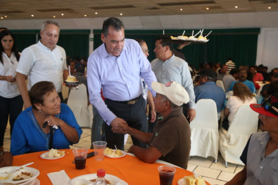 Felicita Alcalde a trabajadores de limpieza en su Día