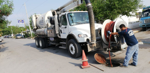 Desazolva Municipio drenaje en colonias García Rojas y Villa Diamante