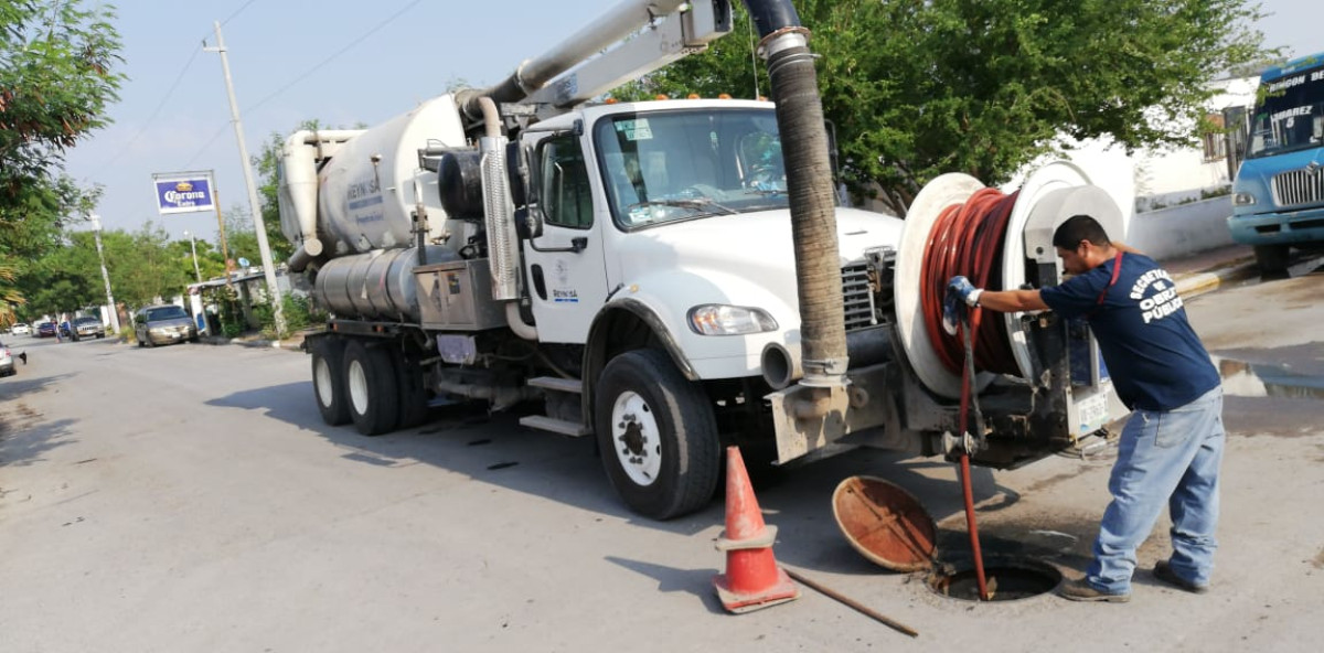 Desazolva Municipio drenaje en colonias García Rojas y Villa Diamante