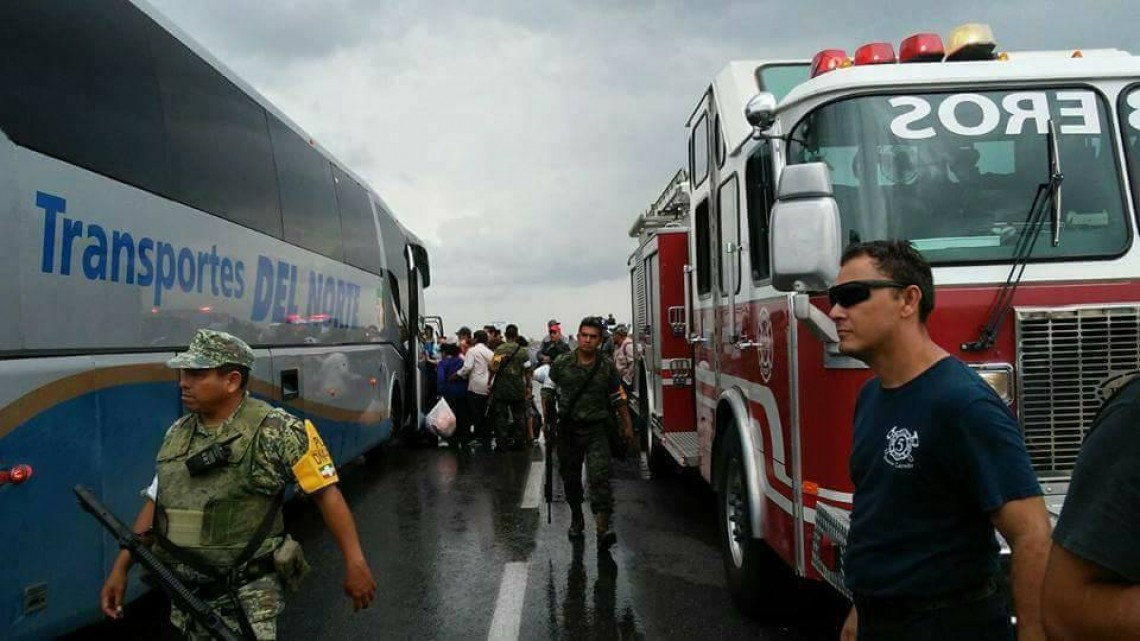 En lancha rescatan a personas atrapadas en autopista de Nuevo Laredo