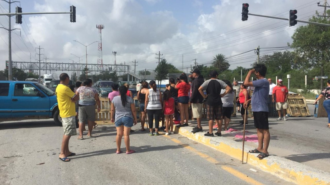Bloquean carretera, reclaman solución a inundaciones